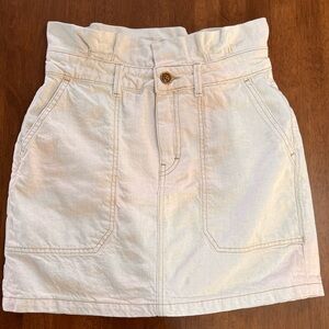 Free People Off White Mini Skirt. Paper bag waist. Preppy minimalist cute Size 4